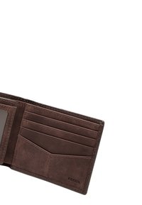 Portefeuille bi-fold en cuir marron avec plusieurs emplacements pour cartes et une fenêtre pour identification, mettant en avant des coutures contrastées et un logo en relief sur l'extérieur.