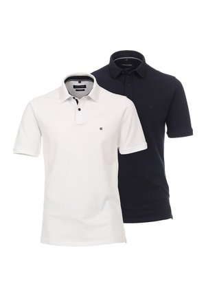 Zwei Poloshirts: eines in Weiß mit einem kontrastierenden Kragen und Knopfleiste, und eines in Marineblau, beide mit einem kleinen Logo auf der Brust.
