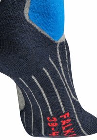 Calzino navy in tessuto testurizzato, con un accento blu, strisce grigie e testo rosso sulla punta che indica la taglia e il marchio.