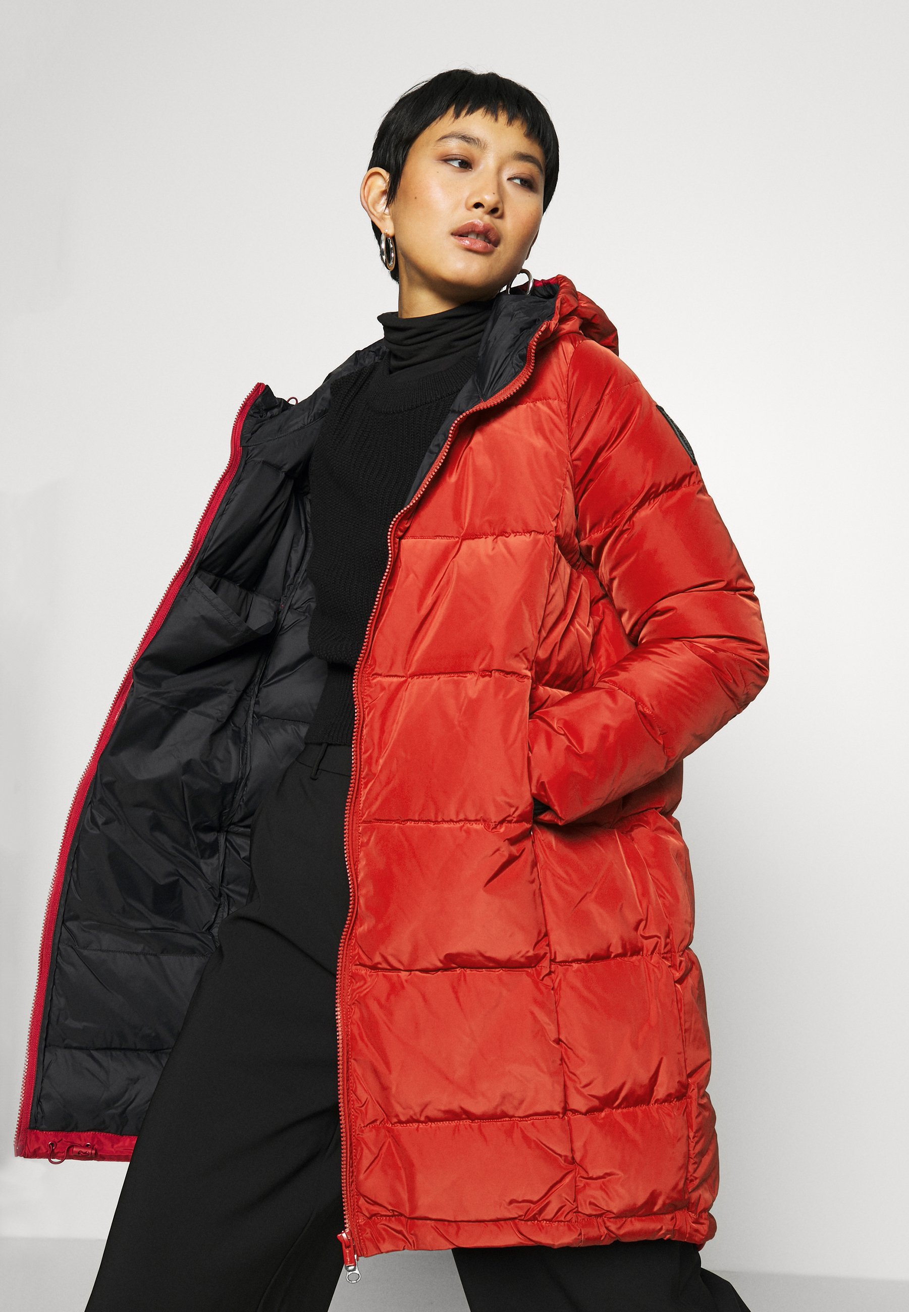 abrigo plumas rojo