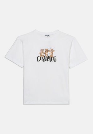 Tricou alb cu mânecă scurtă, având trei ursuleți de desene animate deasupra textului "MOSCHINO" alb-negru pe piept.