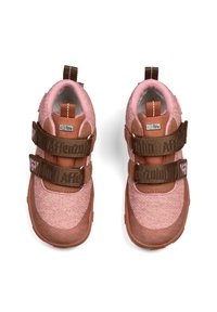 Sneaker per bambini in rosa e marrone con una parte superiore in mesh testurizzata, due cinturini in Velcro regolabili e suole in gomma con un plantare decorato.