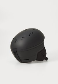 Svart skihjelm med en glatt matt overflate, utstyrt med ventilasjonshull og myk ørepad. Justerbar hakestropp for sikker passform.