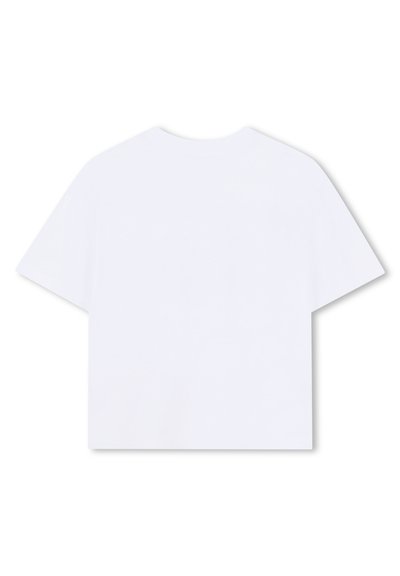 Λευκό απλό κοντομάνικο μπλουζάκι με στρογγυλή λαιμόκοψη, με φαρδιά, ελαφρώς cropped εφαρμογή, απλωμένο πάνω σε λευκό φόντο.