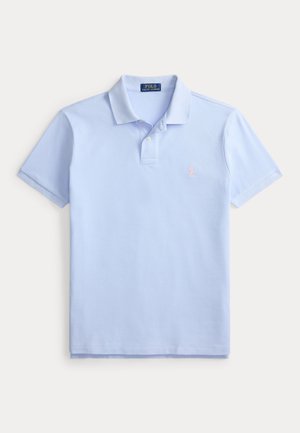 Svetlomodré polo tričko s krátkymi rukávmi, golierom, dvojtlačidlovou légou a malým ružovým vyšitým logom koňa na hrudi.