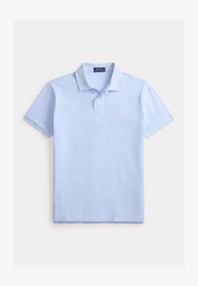 Polo bleu clair à manches courtes avec col, patte à deux boutons et petit logo cheval rose brodé sur la poitrine.