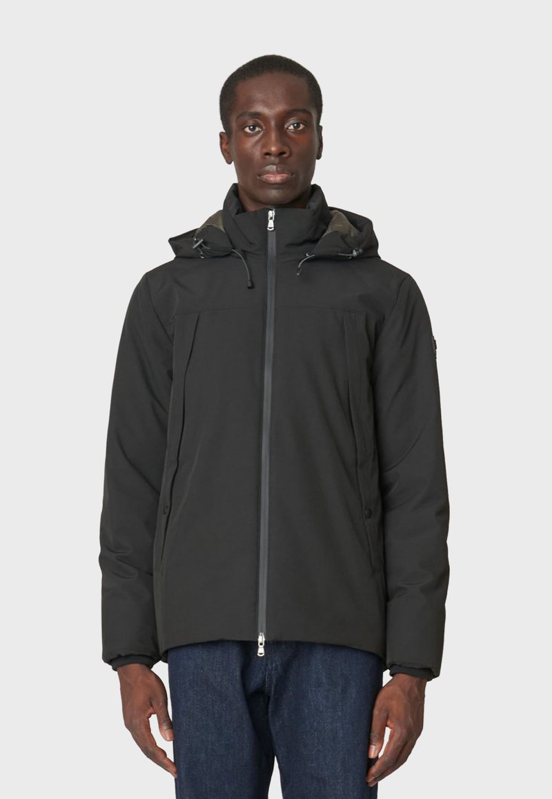 Černá izolační bunda s vysokým límcem, předním zipem a nastavitelnou kapucí se stahovací šňůrkou. Má dvě přední kapsy a strukturovaný povrch.