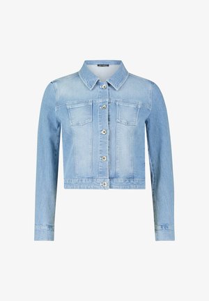 Jasnoniebieska denimowa kurtka o kroju cropped z kołnierzem, dwiema kieszeniami na piersi i srebrnymi napami. Gładka faktura i długie rękawy zakończone na guziki.