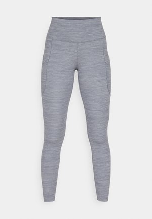 Grå atletiske leggings lavet af tekstureret stof, der har en høj talje og sidelommer. Designet er tætsiddende og strømlinet.