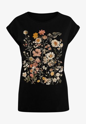 Czarna koszulka z krótkim rękawem z kwiatowym wzorem w odcieniach różu, pomarańczy i bieli, z delikatnymi zielonymi akcentami i różnorodnymi kształtami kwiatów.