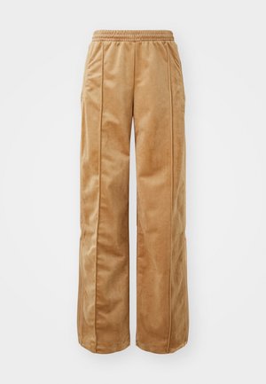 Pantalones de pierna ancha en tono beige, fabricados con un material suave y aterciopelado. Cuentan con una cinturilla elástica y costuras verticales en la parte delantera para un detalle adicional.