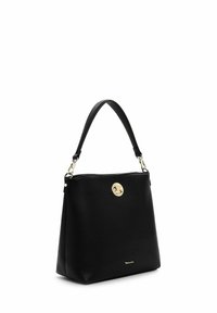 Juoda odinė rankinė su vienu viršutiniu rankena, auksine apskrita sagtimi ir maža auksine prekės ženklo emblema priekinio mažojo kampo apačioje.