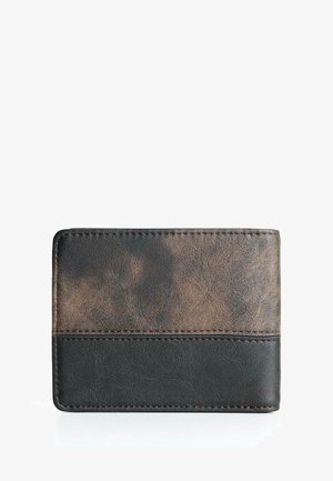 Portefeuille en cuir marron et noir avec une surface texturée, présentant des blocs de couleur contrastés et des détails de couture visibles. Forme rectangulaire compacte.