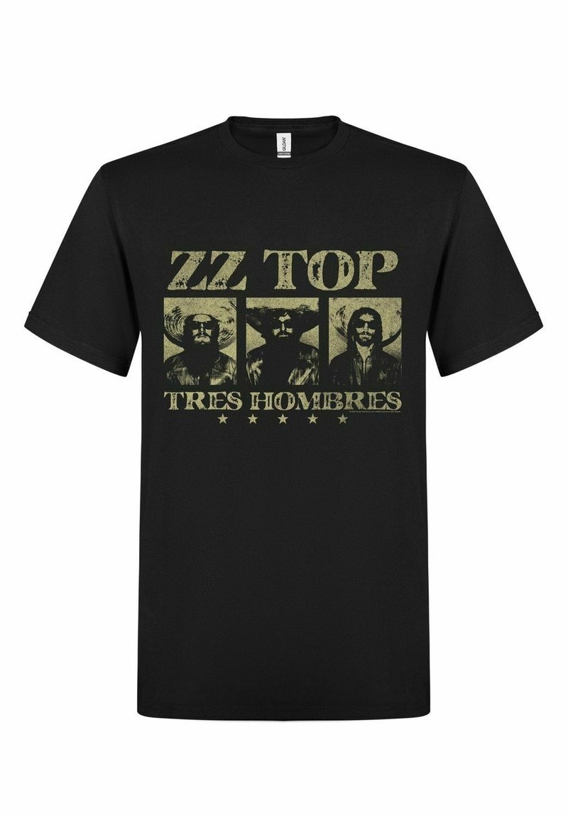 Černé bavlněné tričko s potiskem na přední straně, na kterém jsou zobrazeny tři vousaté postavy, text „ZZ TOP“ nahoře a „TRES HOMBRES“ dole v opotřebovaném žlutém písmu.