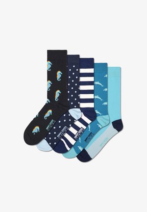 Fünf Paar Socken in verschiedenen Farben: schwarz mit Seepferdchen-Muster, marineblau mit Punkten, gestreift in Blau, mit Delfin-Design und einfarbig hellblau.