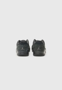 Sorte sneakers med en blød overdel i tekstureret finish, semsket læderdetaljer og signaturlogo på hælen. Glat gummisål.