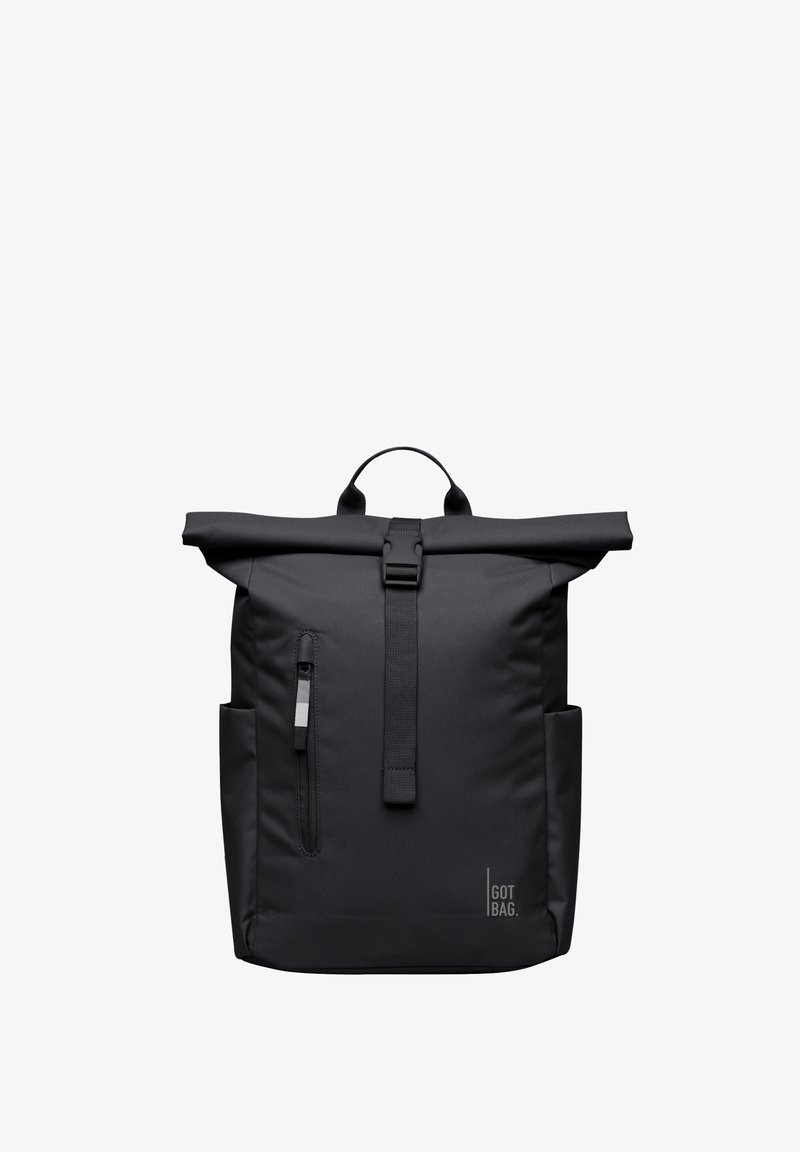 Zaino nero con chiusura roll-top, fibbia frontale, tasca verticale con cerniera, tasche laterali e logo "GOT BAG" nell'angolo in basso a destra.