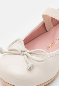 Pretty Ballerinas AMI - Bailarinas con hebilla - perla/off-white