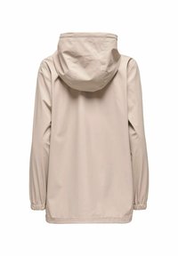 Chaqueta impermeable beige con capucha, puños elásticos y una textura suave y mate. Diseñada para uso casual al aire libre con un corte relajado.