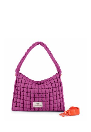 Borsa trapuntata viola con manico corto e tracolla arancione regolabile separata su sfondo bianco.