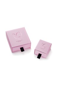 Dos cajas de papel rosa con diseños en relieve de mariposas, con lengüetas para abrir. La caja más grande es rectangular, mientras que la más pequeña es cuadrada.