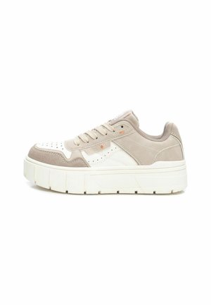 Zapatillas beige y blancas con una plataforma gruesa, que presentan detalles perforados, cuero liso y texturas de ante. Cordones con ojales reforzados.