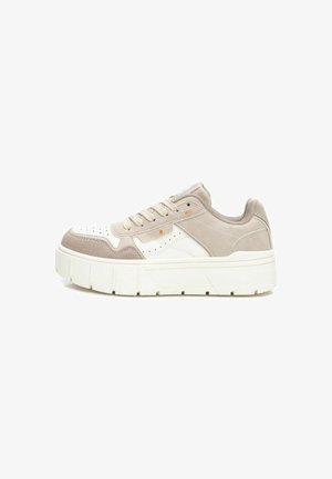 Zapatillas beige y blancas con una plataforma gruesa, que presentan detalles perforados, cuero liso y texturas de ante. Cordones con ojales reforzados.