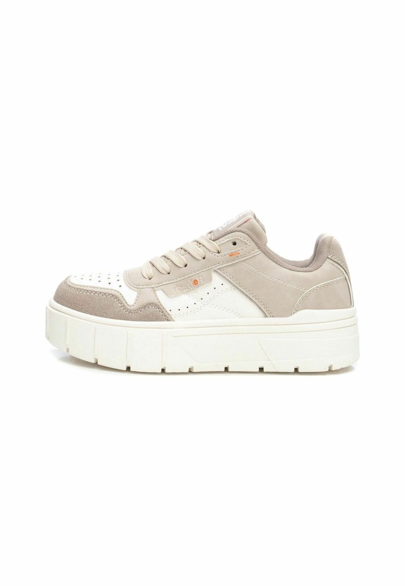 Zapatillas beige y blancas con una plataforma gruesa, que presentan detalles perforados, cuero liso y texturas de ante. Cordones con ojales reforzados.