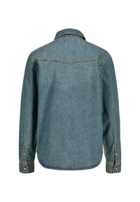 Giacca in denim di colore azzurro chiaro, con colletto classico, maniche lunghe con polsini abbottonati e orlo dritto con cucitura a yoke sulla schiena.