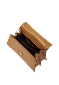 Portafoglio in pelle tan con una texture liscia, dotato di chiusura a bottone e due scomparti. All'interno è foderato con materiale scuro, che offre organizzazione.