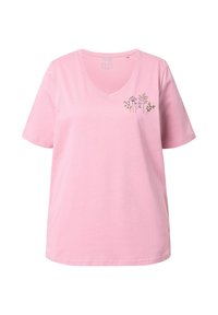 Růžové bavlněné tričko s výstřihem do V, krátkými rukávy a květinovou výšivkou na levé hrudi se zobrazením různých rostlin a listů.