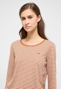 Langärmliges Shirt aus weichem Material, mit horizontalen braunen und cremefarbenen Streifen, einem runden Ausschnitt und einem kleinen gestickten Logo.