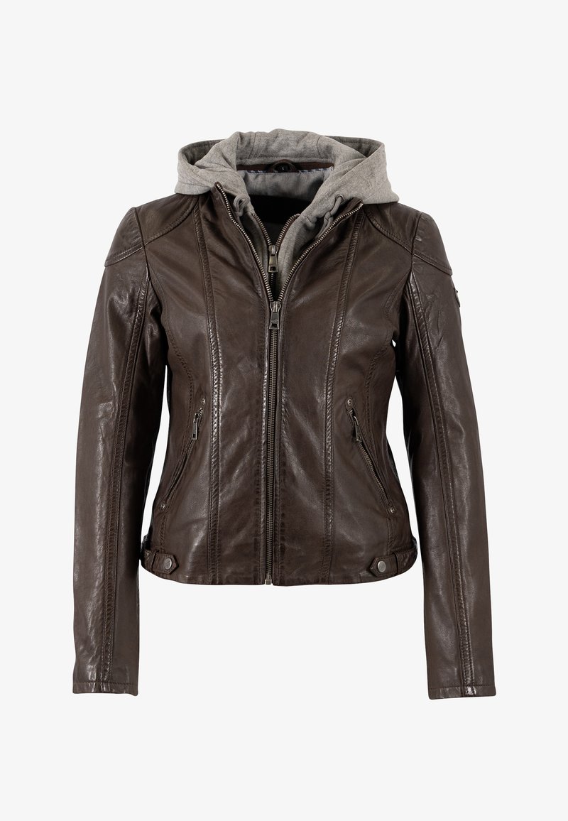Bruine leren jas met ritssluiting aan de voorkant, zijritszakken en een aangehechte grijze stoffen capuchon, weergegeven op een witte achtergrond.