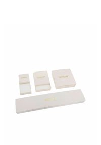 Cuatro cajas de joyería beige de diferentes tamaños con letras doradas que dicen "amor", dispuestas sobre un fondo blanco, con una caja abierta que muestra el acolchado.