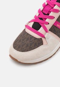 Sneaker marrone e beige con parte superiore testurizzata, lacci rosa e design a fantasia. Presenta dettagli in suede e suola in gomma.