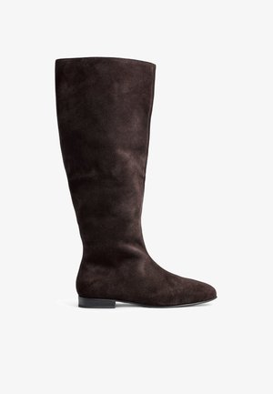 Bruine suède laarzen tot de knie met een zachte textuur, een ronde neus en een lage zwarte zool. Eenvoudig ontwerp zonder versieringen.