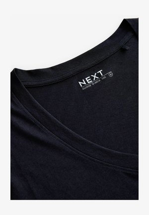 Schwarzes, lässiges V-Ausschnitt-T-Shirt mit glatter Textur, weitem Ausschnitt und einem Etikett mit dem "NEXT"-Logo sowie Produktdetails.