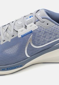 Nike Performance VOMERO - Chaussures de running sur route - ashen slate/metallic silver/light smoke grey/photon dust/racer blue/sail