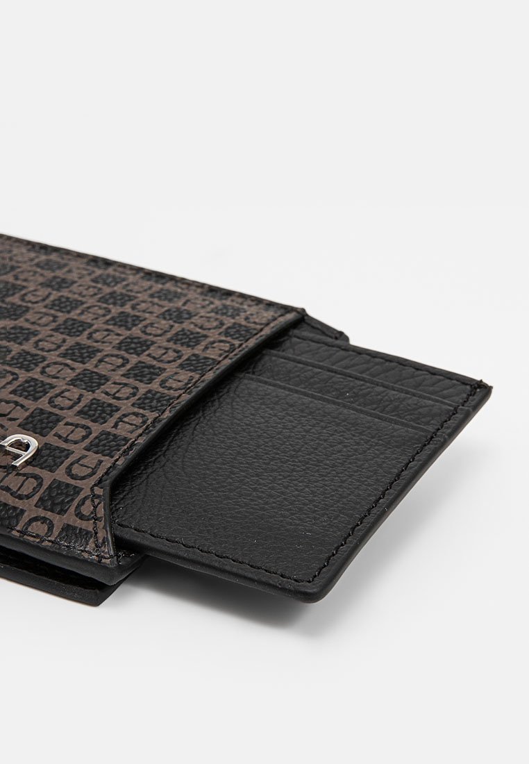 Schwarze Leder-Geldbörse mit einem gemusterten braunen Äußeren und geometrischen Designs, einem glatten Inneren und einem silbernen Verschlussdetail.