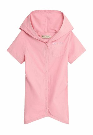 Cămașă roz cu mâneci scurte, cu nasturi, glugă mare și buzunar la piept cu text alb brodat.