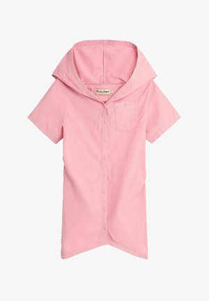 Lyserød kortærmet skjorte med knapper, stor hætte og brystlomme med hvidt broderet tekst.