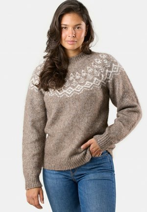 Brauner gestrickter Pullover mit weißen geometrischen Mustern am Halsausschnitt, langen Ärmeln, gerippten Bündchen und Saum. Trägt man mit blauen Jeans.