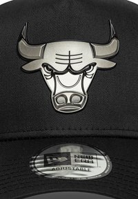 Μαύρο καπέλο μπέιζμπολ με μεταλλικό λογότυπο ταύρου στο εμπρός μέρος. Το καπέλο είναι κατασκευασμένο από λείο ύφασμα και διαθέτει ρυθμιζόμενο λουράκι.