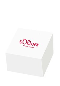 Scatola di cartone bianco con coperchio a cerniera, con "s.Oliver" in carattere corsivo rosso e "FASHION FOR LIFE" in stampa più piccola sottostante.
