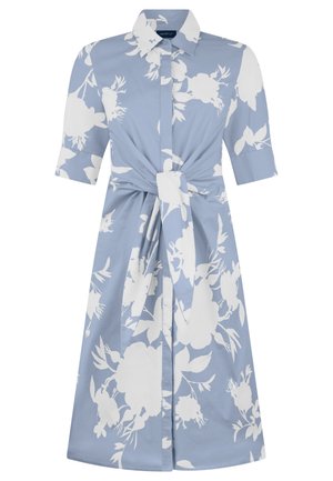 Hellblaues Midikleid mit weißem Blumenmuster, kurzen Ärmeln, Kragen, Knopfleiste vorne und Taillendetail zum Binden.