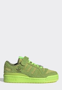 Nízké tenisky Adidas s horní částí z texturovaného zeleného semiše, neonově zelenou podrážkou, šněrováním a suchým zipem přes jazyk.