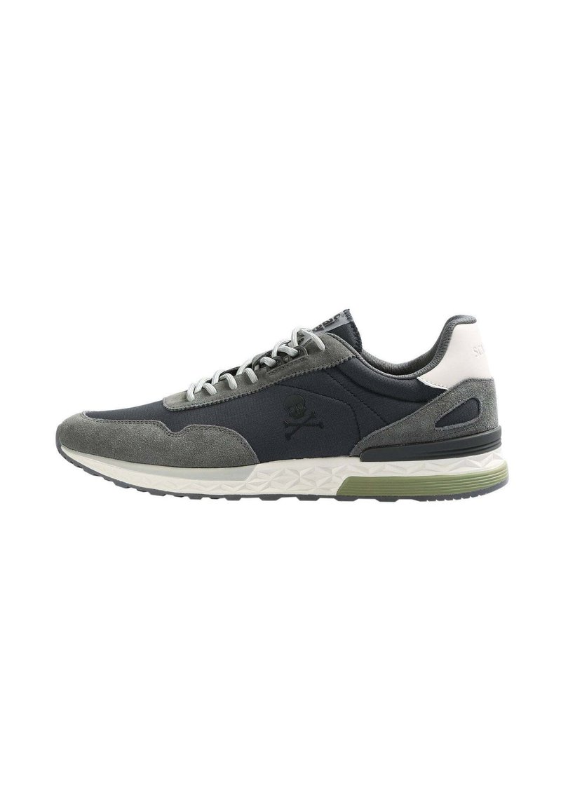 Sneaker sportivo con una tomaia grigia e blu navy, materiali in suede e tessuto, suola intermedia bianca a contrasto e suola in gomma con motivo.