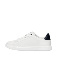 Sneaker blanche avec tige perforée, accent noir contrastant au niveau du talon, semelle blanche plate et six œillets pour les lacets, présentant un design minimaliste.