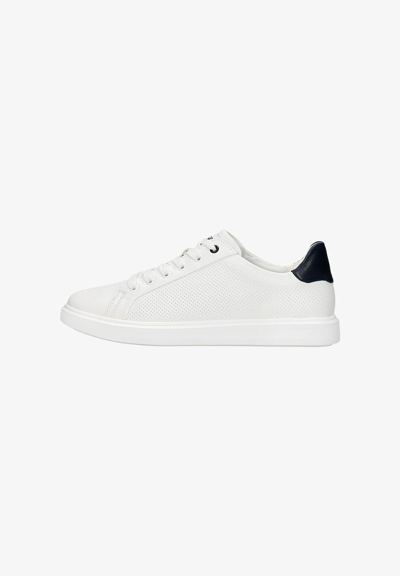 Sneaker bianco con tomaia perforata, accentuazione nera contrastante sul tallone, suola bianca piatta e sei asole per i lacci, caratterizzato da un design minimalista.