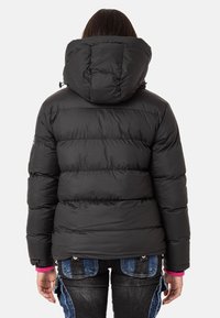 Schwarze Pufferjacke mit Kapuze, die ein genähtes Design und isolierte Bereiche aufweist. Das Material wirkt glatt mit einem dezenten Glanz.